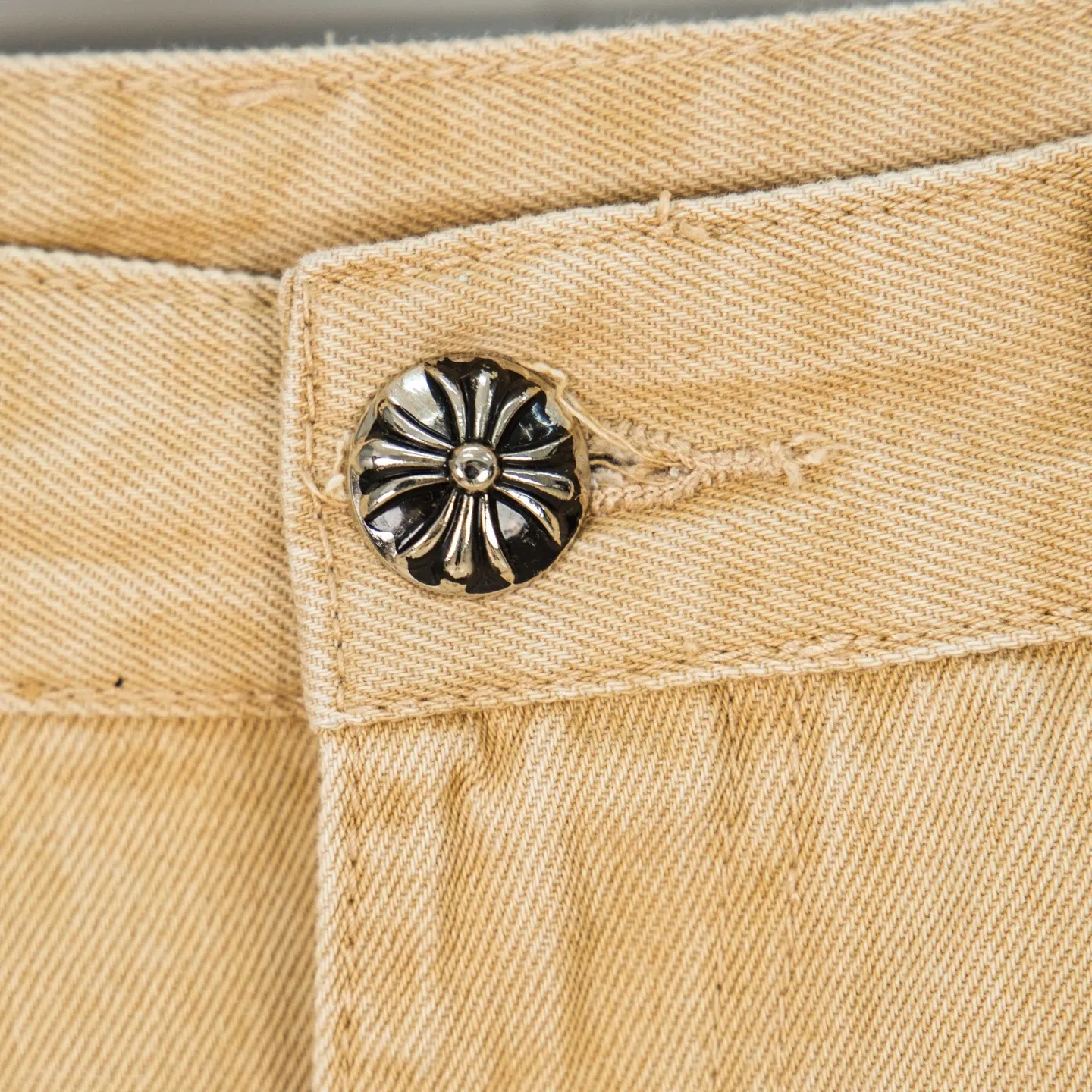 P280 Chrome Hearts khaki denim and white and blue multi-leather popular couple jeans are a hot trend this season and are sought after by countless celebrities and fashionistas. The neat details of the cutting process add color to the playful fashion! The neat and meticulous design, and the well-fitting structure is unique. The upper body not only has outstanding recognition, but also looks younger and younger. A style with the ultimate wearing meaning and performance, gorgeous color matching, and the craftsmanship of this style is also extremely extraordinary. After the finished product is washed, it is disassembled and hand-made with sheepskin cross leather and then spliced ​​together to complete. The whole piece has too many craftsmanship to describe. It is decorated with patchwork cross flowers and high-waisted washed jeans! ! Absolutely high-end luxury product, a god-level single product, a super popular product, made with top heavy industry, a must-see magic weapon that can't be missed. Style number: 1827# Size: 30 32 34 36 Color: Khaki